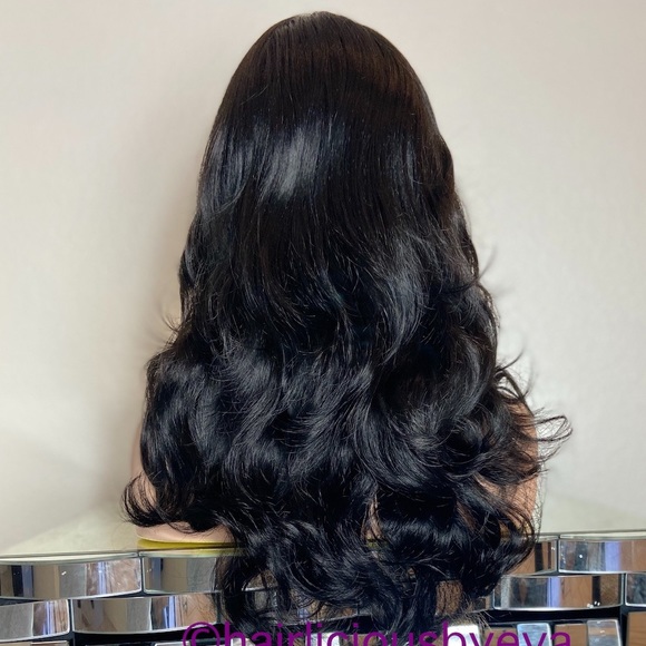 Black wig wavy layered with bang 20 inch long - Picture 3 of 7
